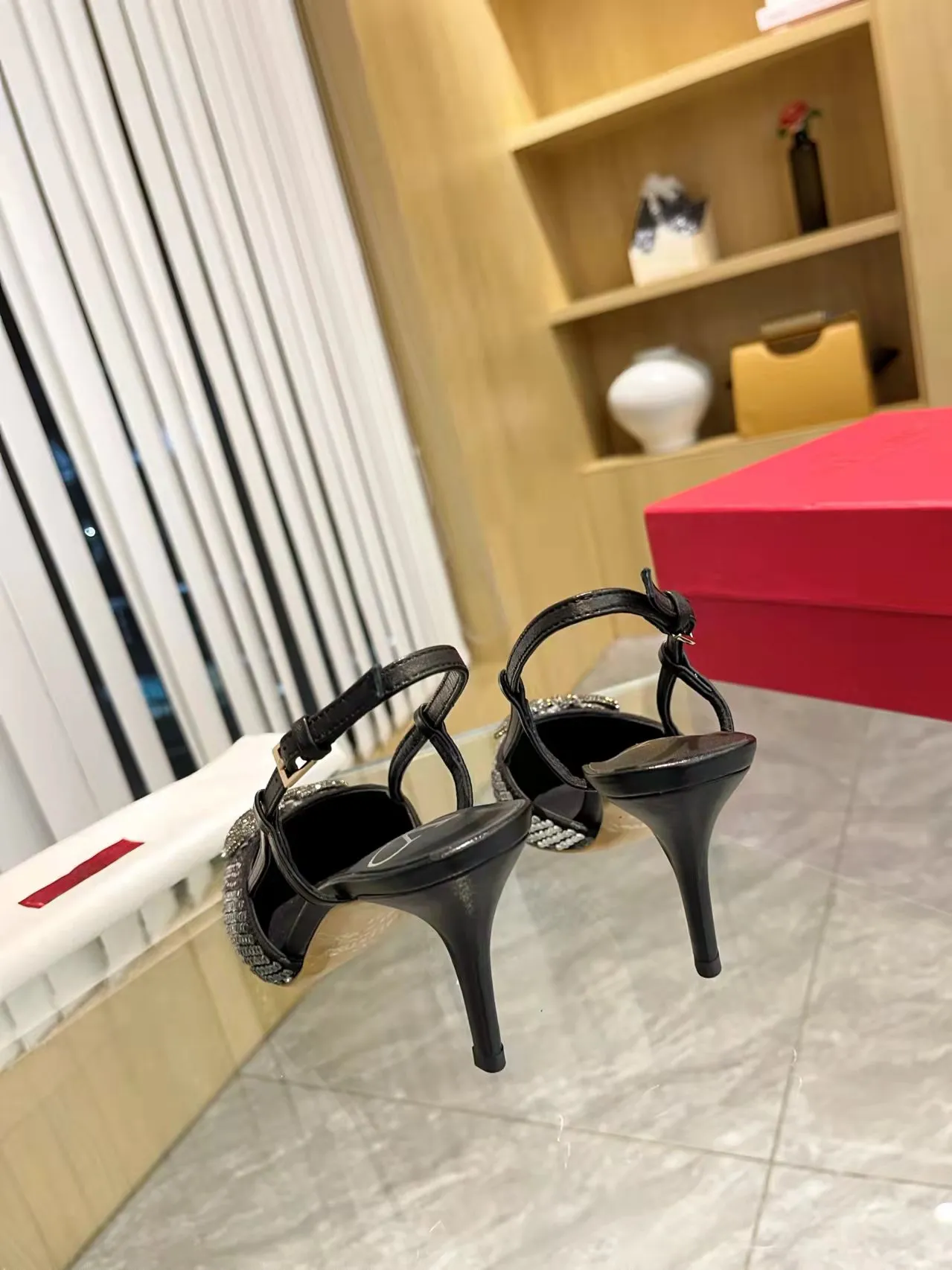 👟👟Ex-factory price 440👟👟 Genuine leather sole + 40 Kloesch diamond buckle Valentino.Valentino big v buckle single shoes ㊙️Latest series of counter genuine version with perfect details. Authentic products are made one to one. All details are consistent with genuine ones. The upper foot is very pedicure type. The key point is that it is very good and easy to control. It does not wear the feet and does not tire the feet. It is a walking artifact. The last shape is completely compared to the counter. The details are perfect. It is impossible to make such an exquisite product without the original version. Exclusive molded brass color. The highest version on the market. Fabric: imported sheepskin, lining and foot pads are all sheepskin. Color: 13 colors available. Sizes (34 to 42). Customized size 34 and 42. Non-returnable and non-exchangeable. Heel height: 7CM. Rubber sole. Genuine leather sole +40